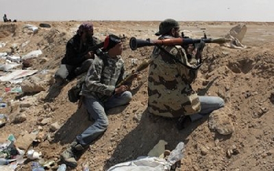 Các chiến binh đối lập giao tranh với quân chính phủ Libya ở cửa ngõ phía tây thành phố Ajdabiya vào ngày 10/4