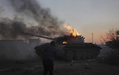 Một xe tăng của quân chính phủ Libya bốc cháy bên ngoài thành phố Ajdabiya hôm 10/4