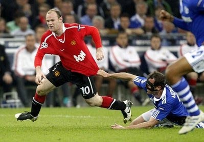 Với tỷ số hôm qua, Schalke (áo xanh) khó có thể ngăn bước tiến đến trận chung kết của MU.
