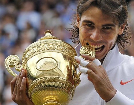 Tay vợt vô địch đơn nam Wimbledon 2010 Rafa Nadal.